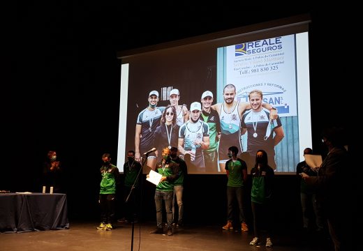 Os equipos cadete e absoluto do Club de Remo Puebla, homenaxeados polos seus logros